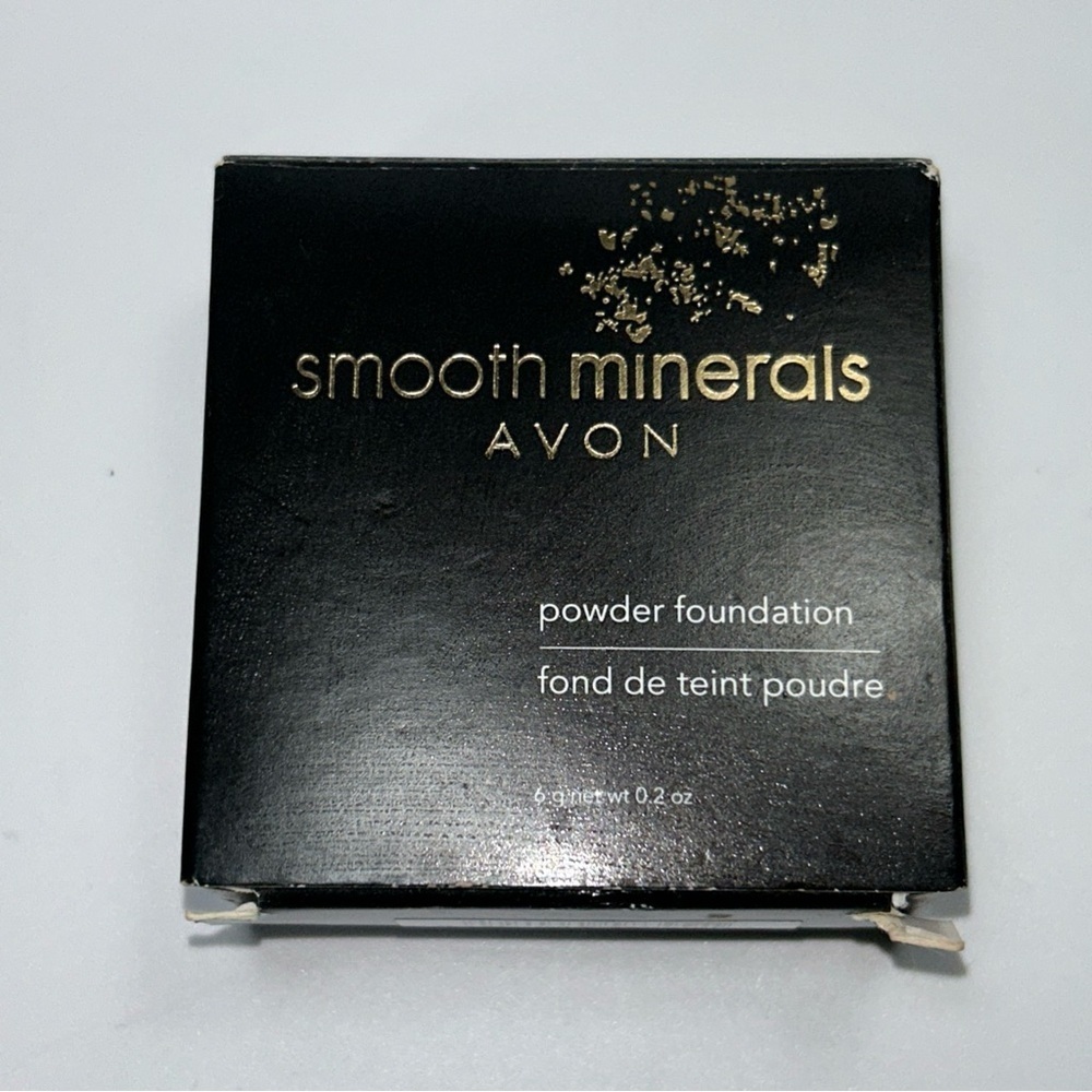 New in Box Avon smooth minerals powder foundation in light beige